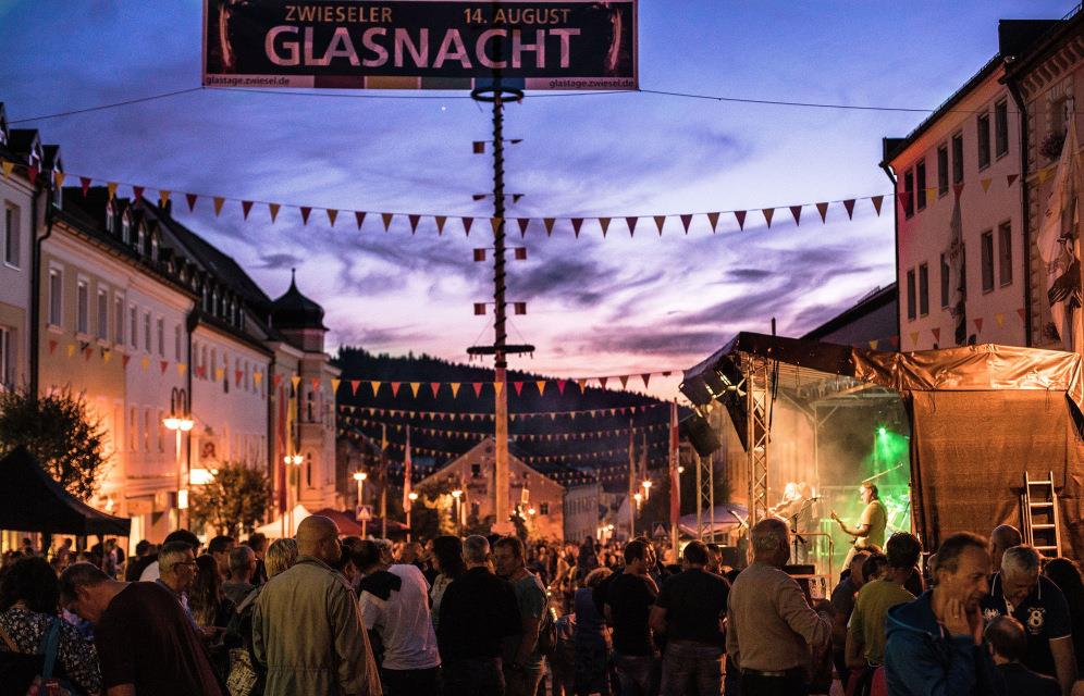 Párty, sklo, oheň a světlo