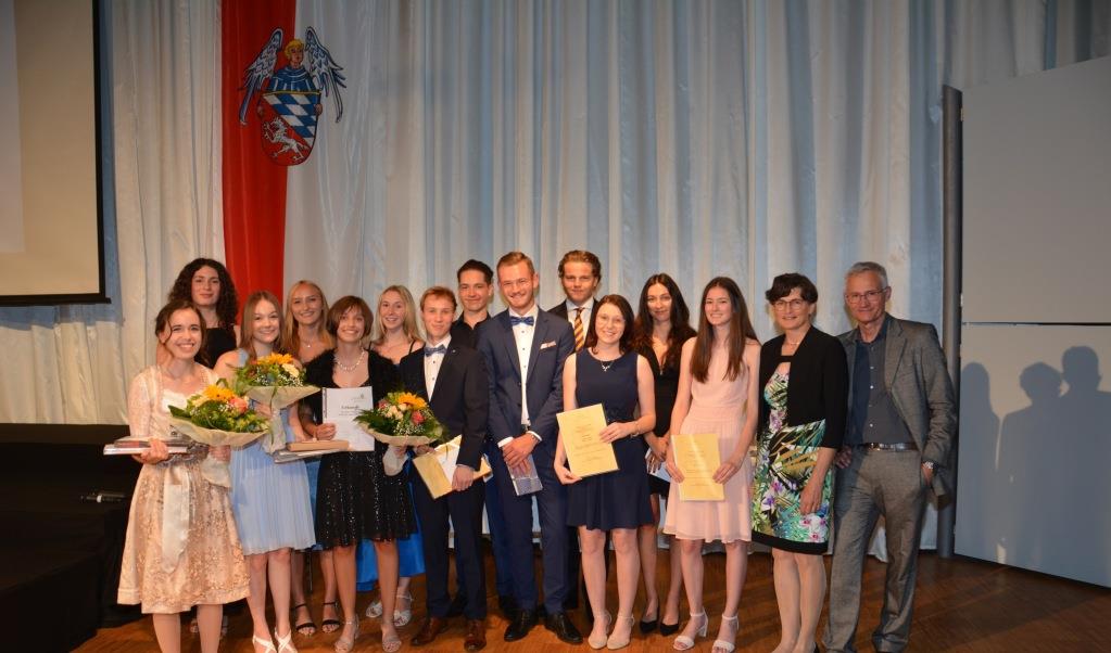 Abi, Abi, Abi tur Abschlusszeugnisse am Gymnasium Vilshofen verliehen