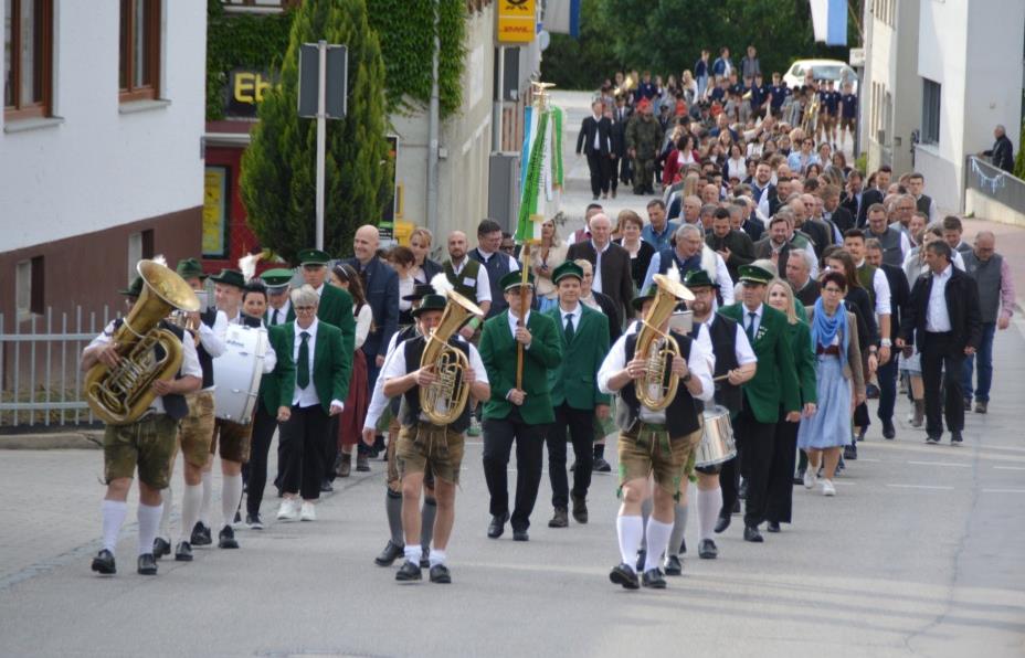 Nach zwei Schlägen „is o'zapft“ – Mamming eröffnet Volksfestsaison im ...