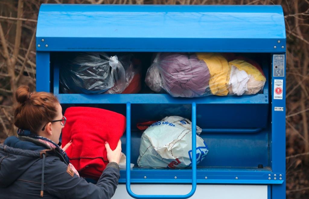 Altkleider Entsorgen In Der Nähe Altkleider entsorgen: Verband befürchtet bevorstehenden Kollaps des Systems