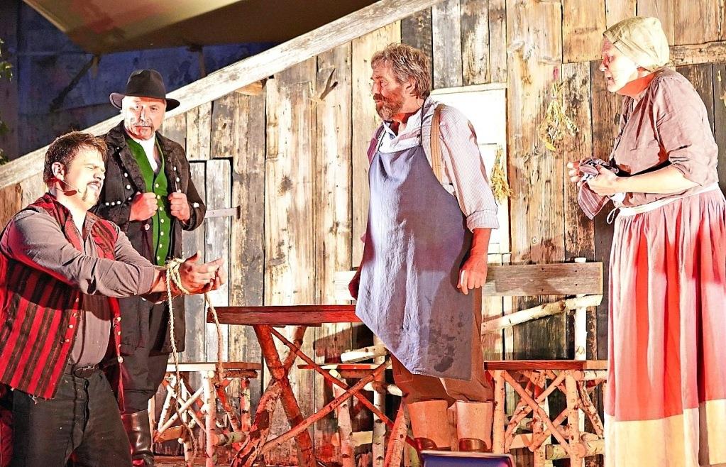 Am Ende Siegt Die Gerechtigkeit Sprüche „Die Grattleroper“ im Gutshof Baumburg: Am Ende siegt die Gerechtigkeit