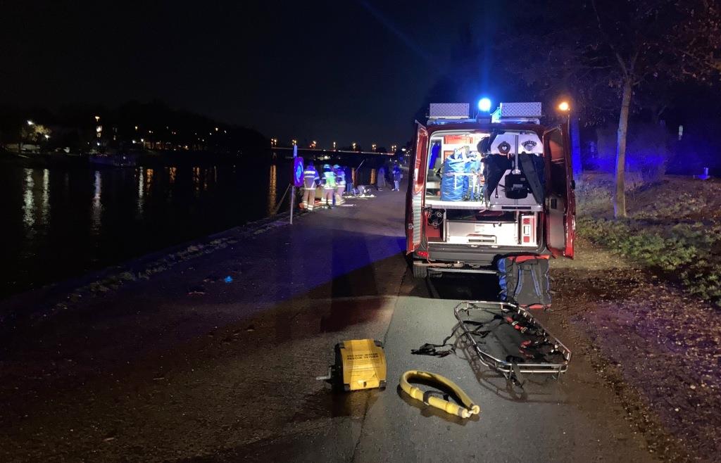Feuerwehr rettet jungen Hund aus eiskalter Donau in Regensburg