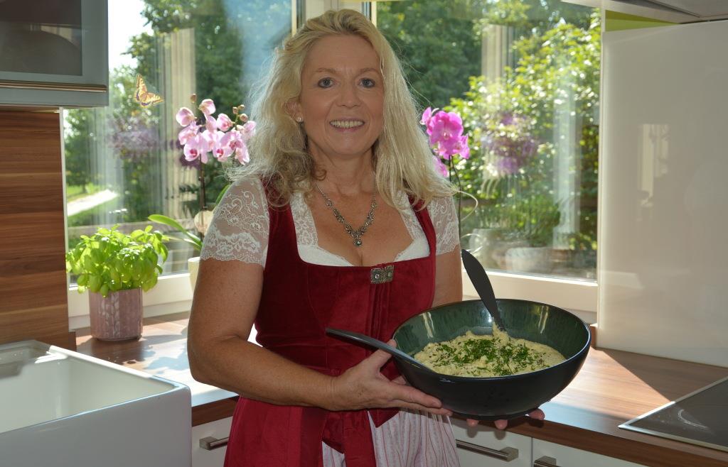 „Tag der Kartoffel“: Osterhofener Landwirtin teilt ihr Erdäpfelkas-Rezept
