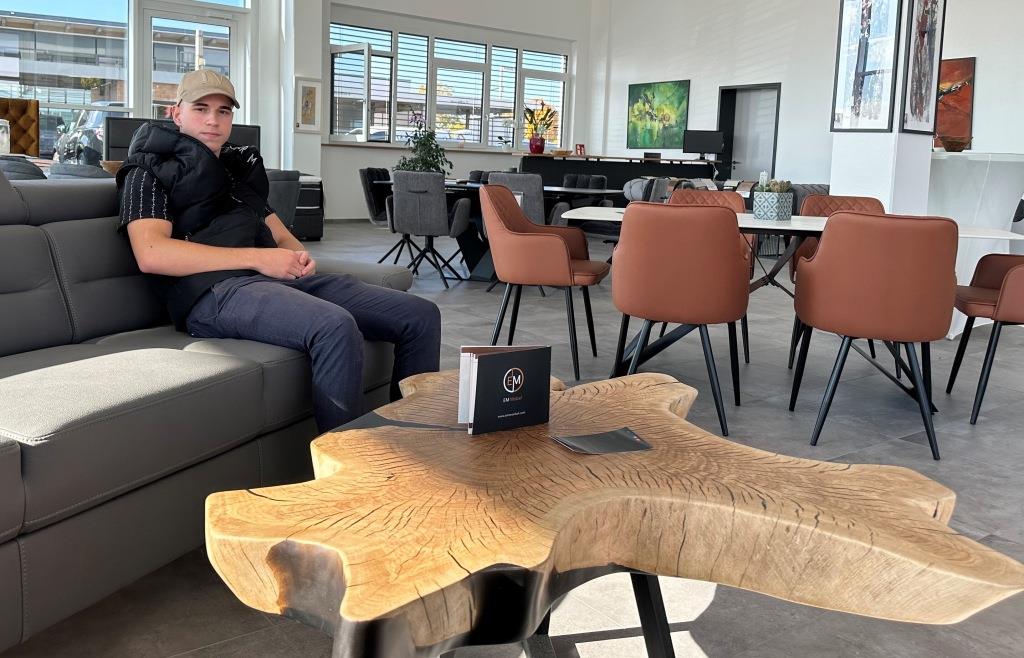 FOS-Schüler Elmedin Memic (18) betreibt in Fischerdorf ein Möbelgeschäft
