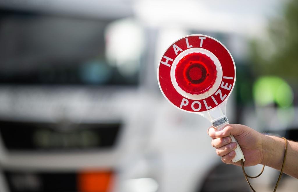 Abgabe Des Führerscheins Bei Fahrverbot Tempo 183 auf der Bundesstraße: Fahrverbot
