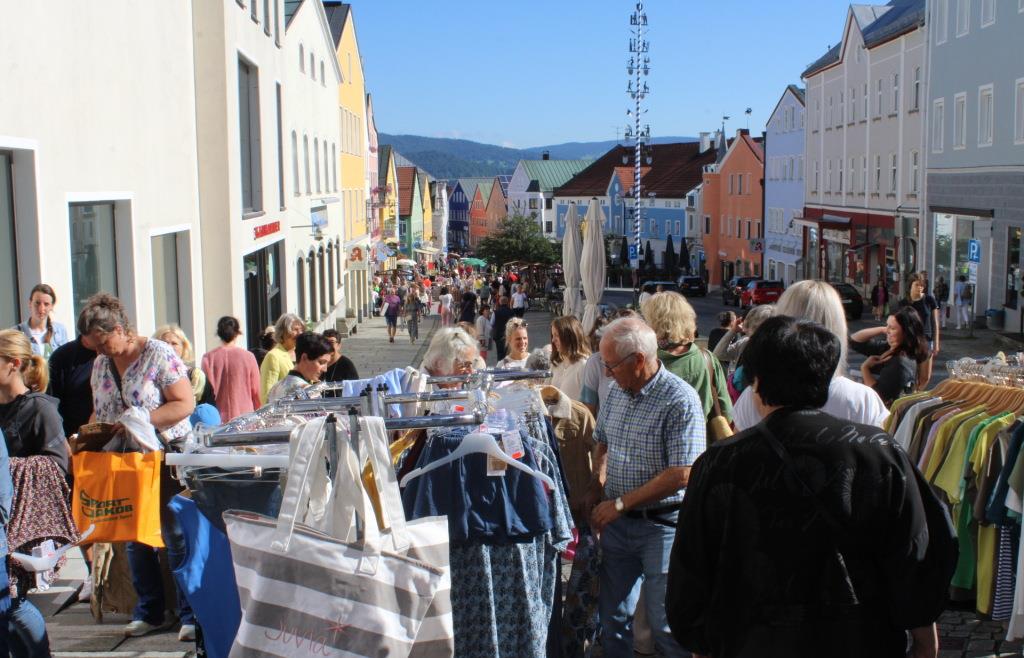 Geschäftsleute laden wieder zum Firmenflohmarkt