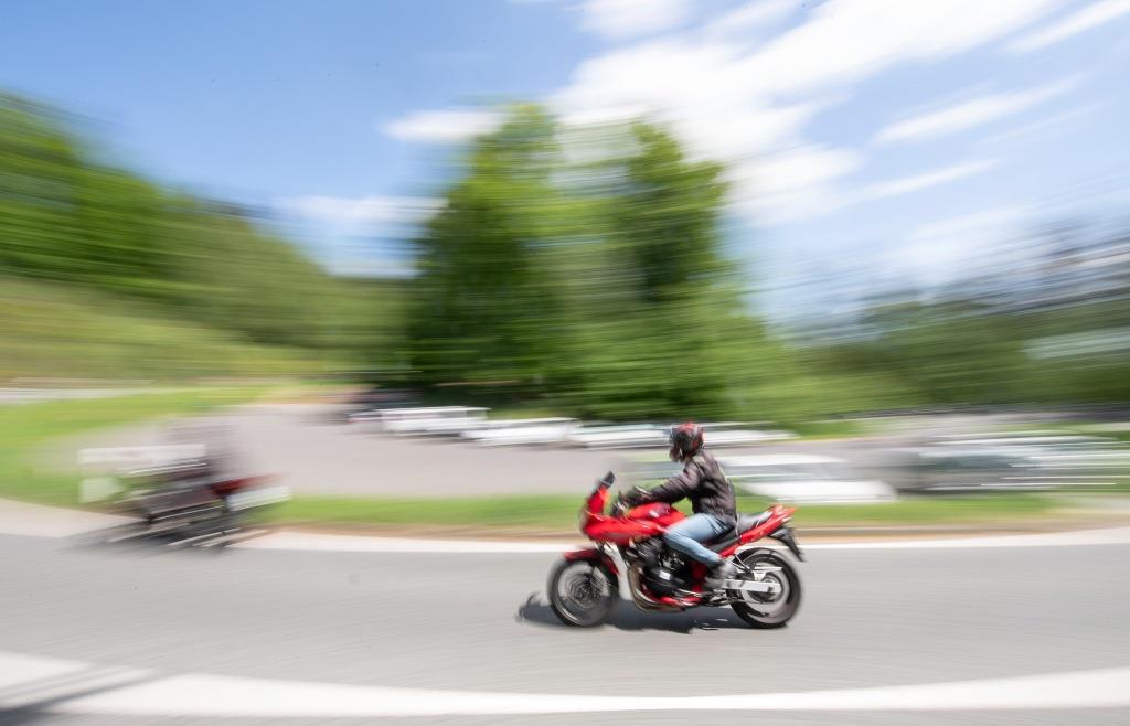 135-motorradfahrer-demonstrieren-friedlich-f-r-depressionshilfe