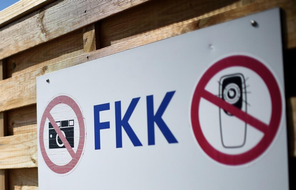 Parkstetten Exhibitionist (65) onaniert beim FKKStrand Straubing