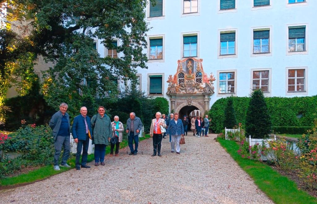 Keb Bot KEB bot Führung durch Schlosskapelle und Schlosswirtschaft in Moos an