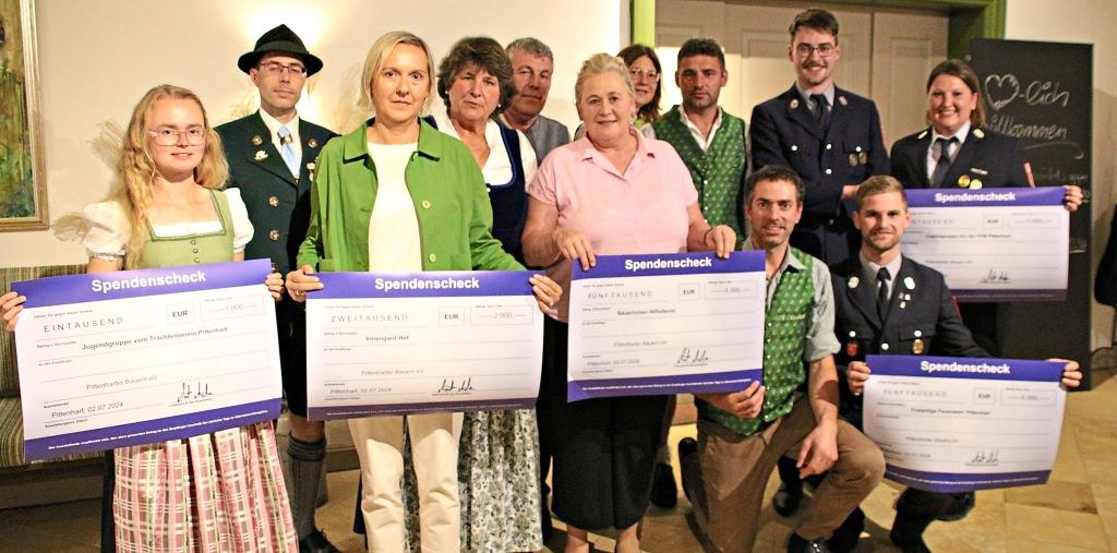 Bauern und Bäuerinnen verteilen Freude und Spenden