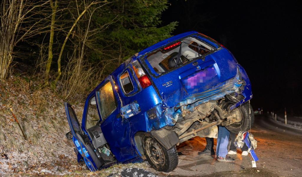 Frau schleudert zwischen Hörpolding und Haßmoning bei Glätte in den
