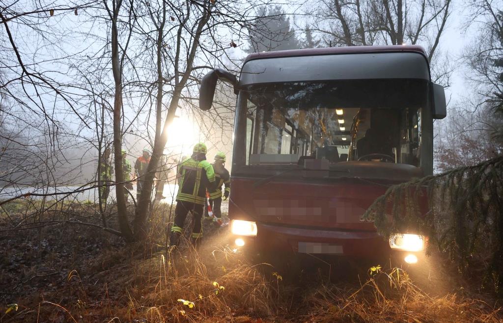 Schulbus mit 50 Schülern kommt in Taufkirchen von Straße ab – Keine Verletzten