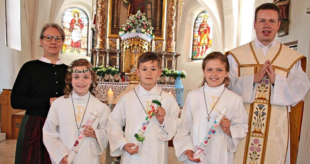 Drei Kinder feiern Erstkommunion