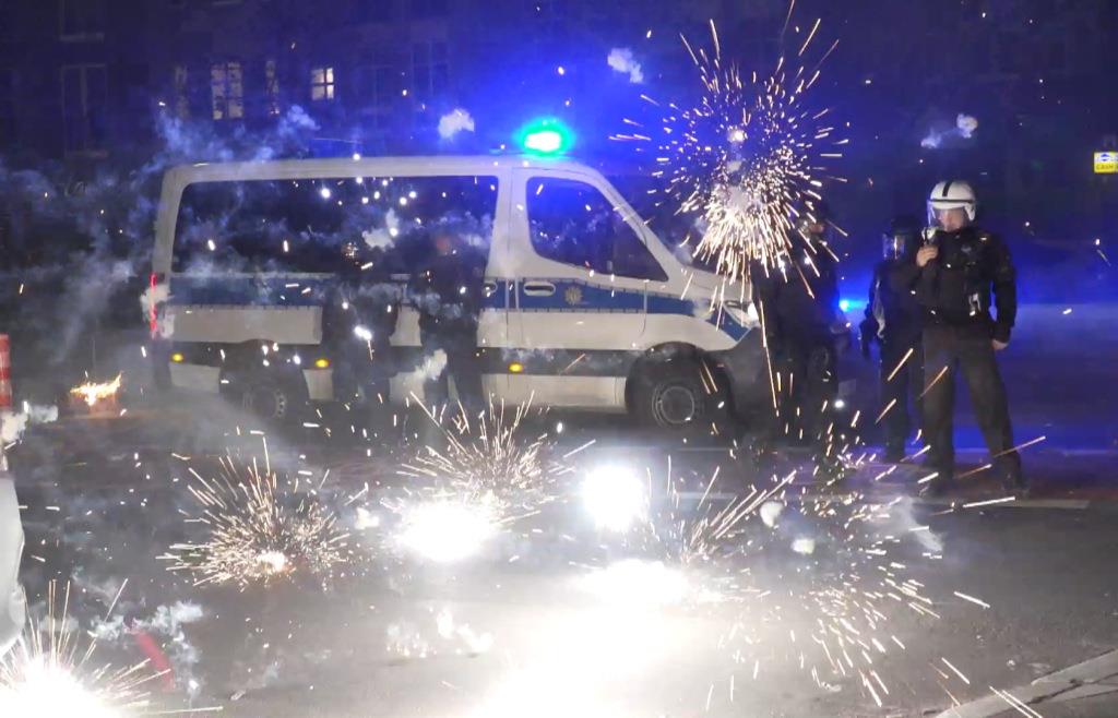 Police and fire department ask on New Year's Eve: Don't fire firecrackers ...