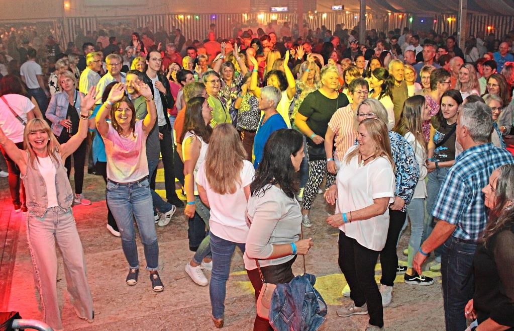 „Blauer Salon“ RevivalParty begeistert 2000 Gäste