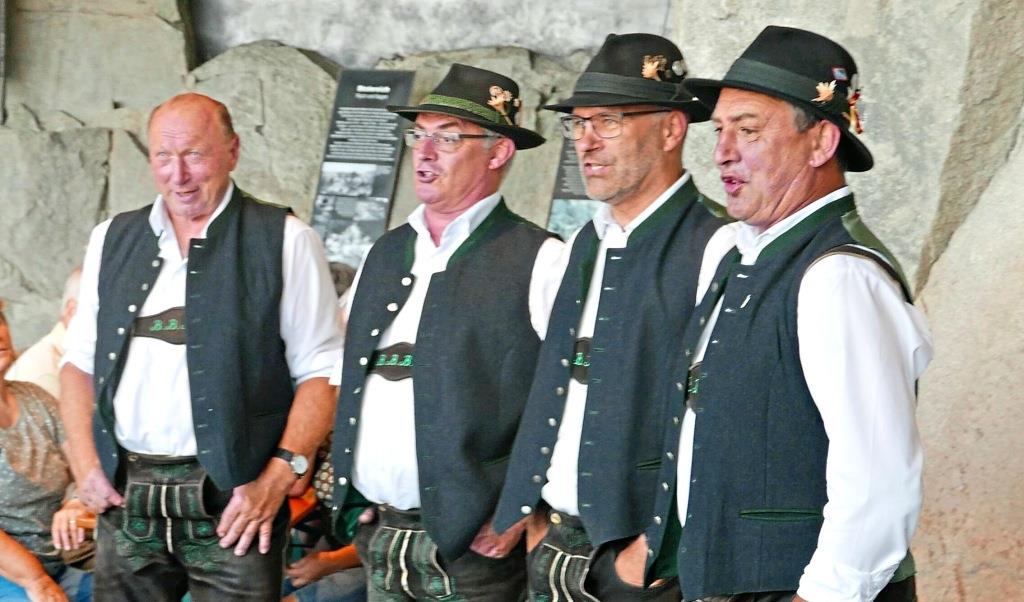 Bayerischer Bauern- und Beamtengesang lockt zur Geburtstagsfeier 2000 ...