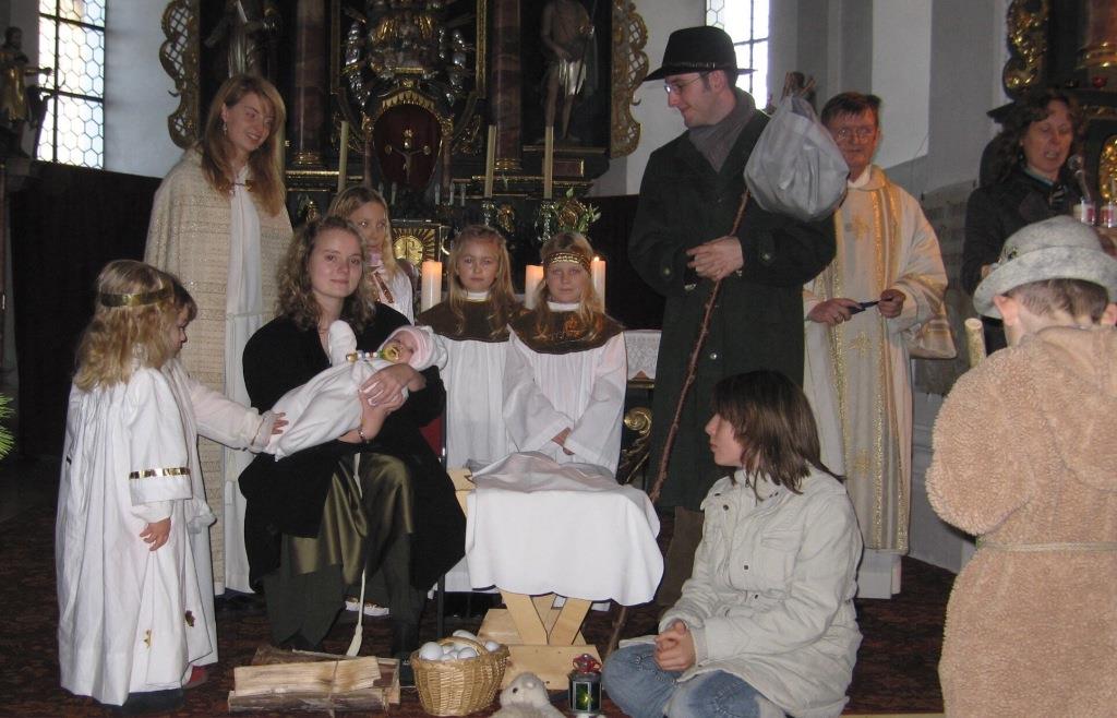 In Kollnburg hält Maria beim traditionellen Krippenspiel ein lebendiges
