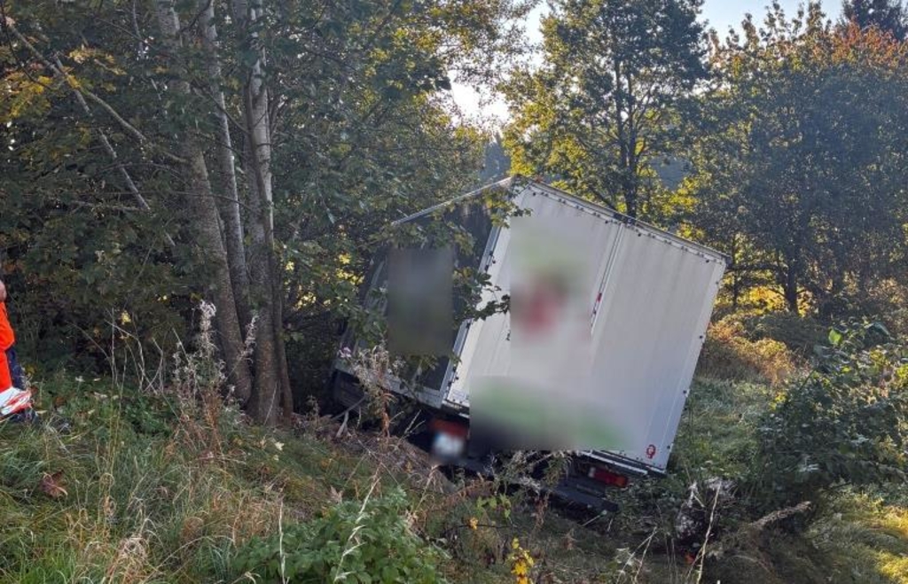 Truck leaves the road near Langdorf - | and rolls down a slope without ...