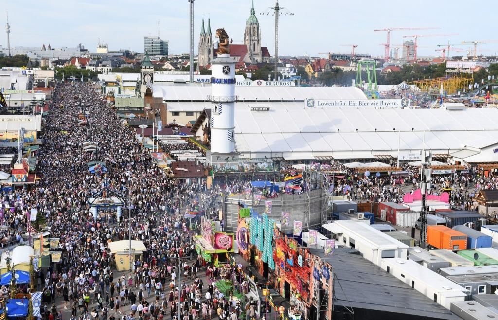 Sonne, Bier und Promis auf der Wiesn – So lief der Auftakt