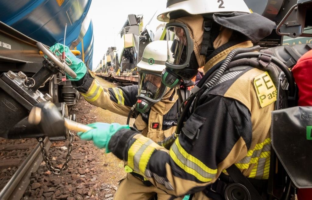 Großeinsatz am Passauer Güterbahnhof: 18 Waggons voller Kerosin undicht