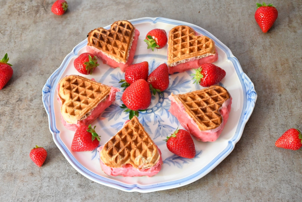 Eiskalte Idee: Saisonstart mit Sandwich-Erdbeereis