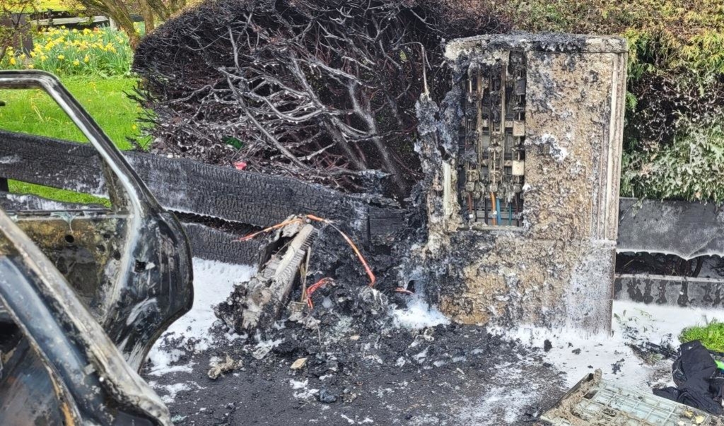 Der Versuch, die Flammen mit einer Jacke zu ersticken, scheitert Auto