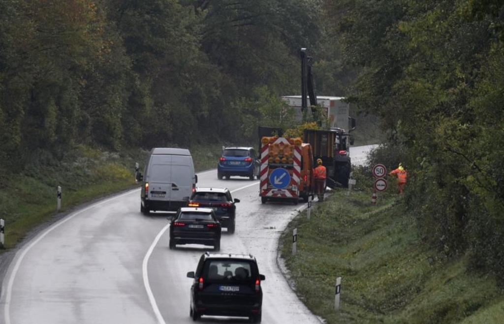 Nach tödlichen Unfällen: Bauamt stellt neue Schilder auf an B12 zwischen ...