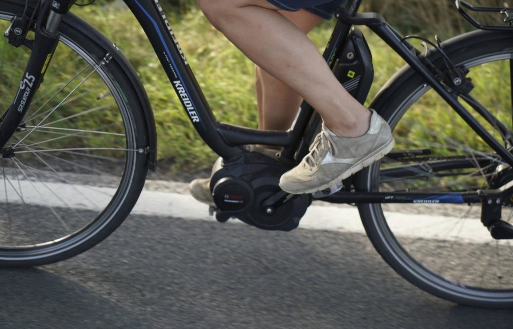 Mann baut normales Fahrrad zum E-Bike um – und fährt mit 45 Sachen durch ...