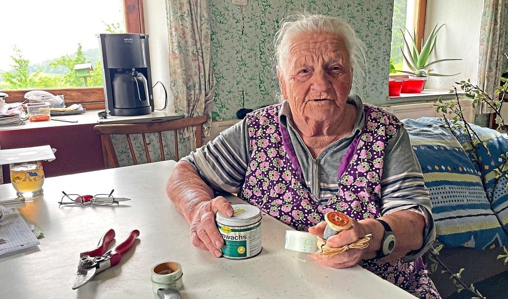Die „Veredlerin“ von Hilgenreith: Anni Sigl (89) kreiert seit 81 Jahren ...