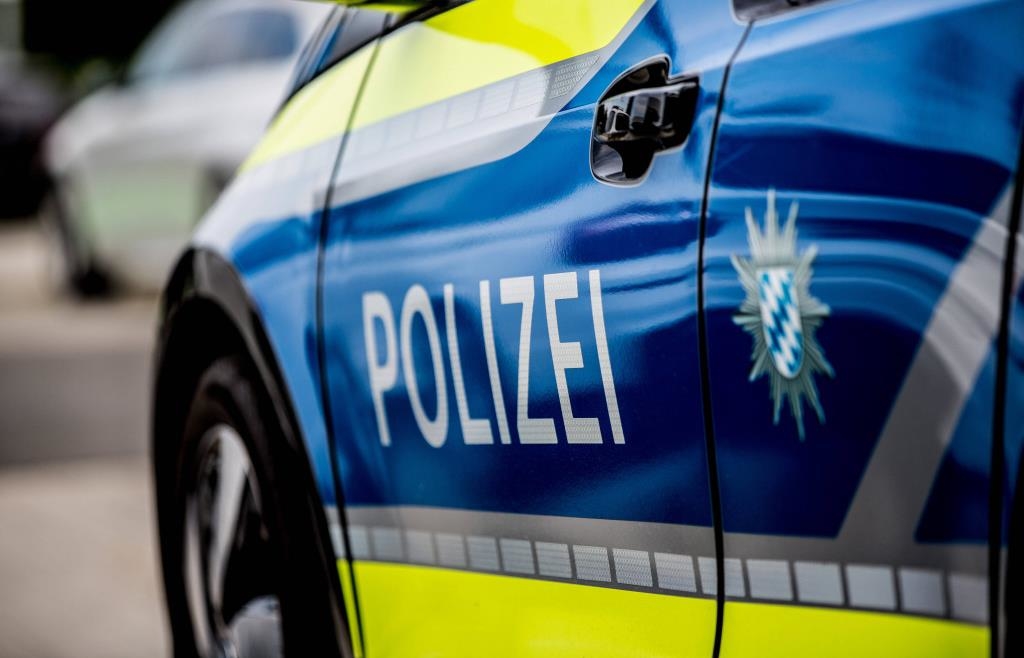 Betrunkener Fahrer touchiert Fahrzeug, überschlägt sich und kracht in Bogener Gasthaus