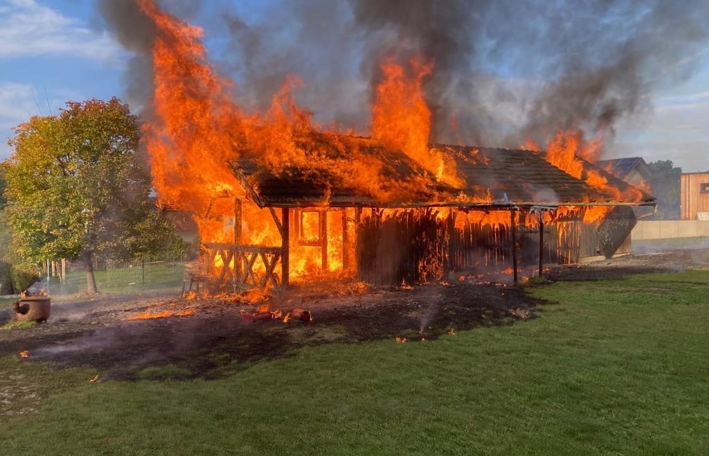 Fire brigade operation near Hebertsfelden: Shed burns down completely