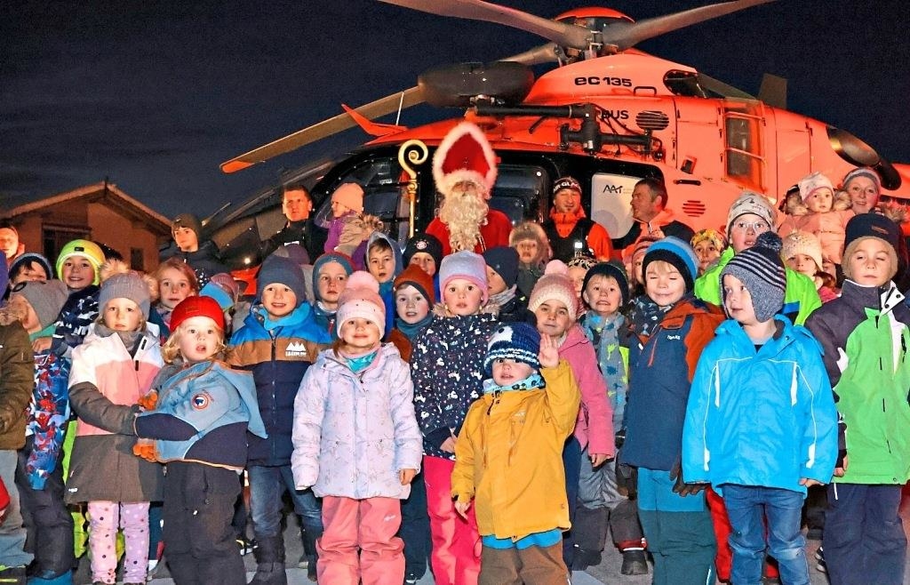 Himmlischer Besuch am Hangar des Klinikums Traunstein