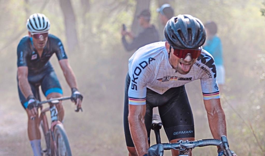 Zwei Passauer bei der Gravelbike-WM: Der eine stürzt, der andere denkt ...