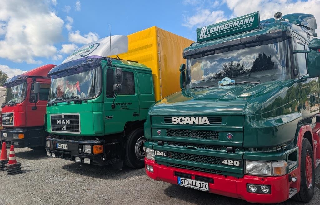 Oldtimerfans machen mit ihren historischen Lastwagen Halt in Viechtach