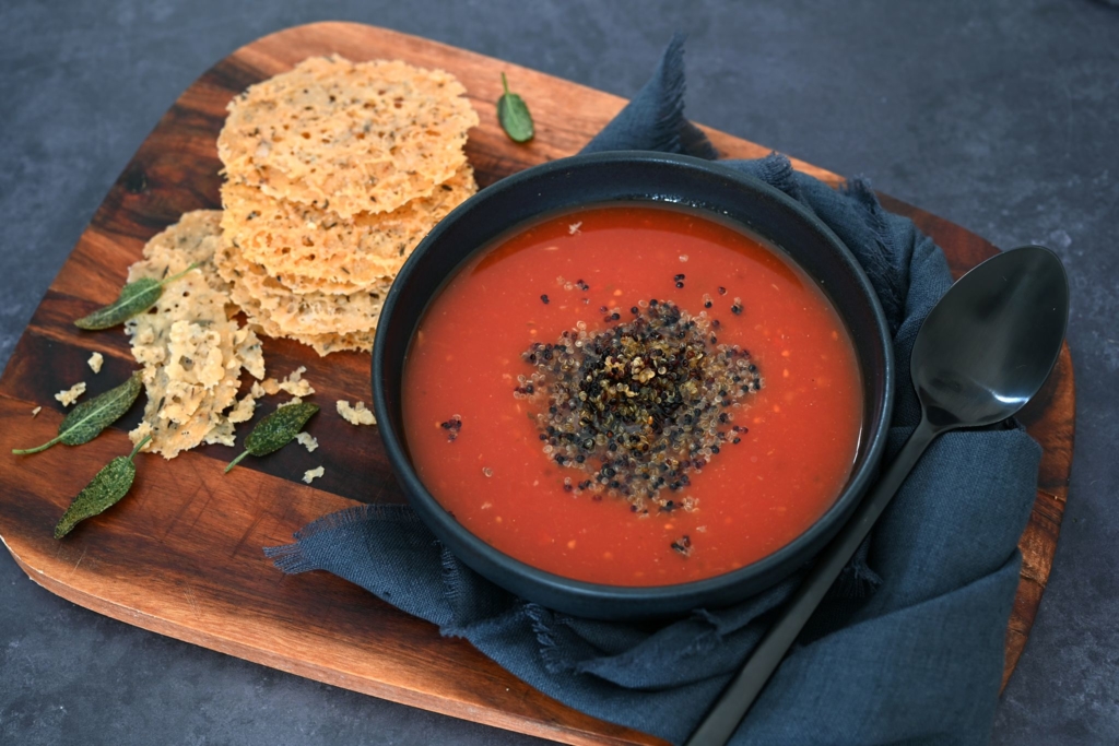 Aufgepeppt: Tomatensuppe mit Quinoa und Parmesanchips