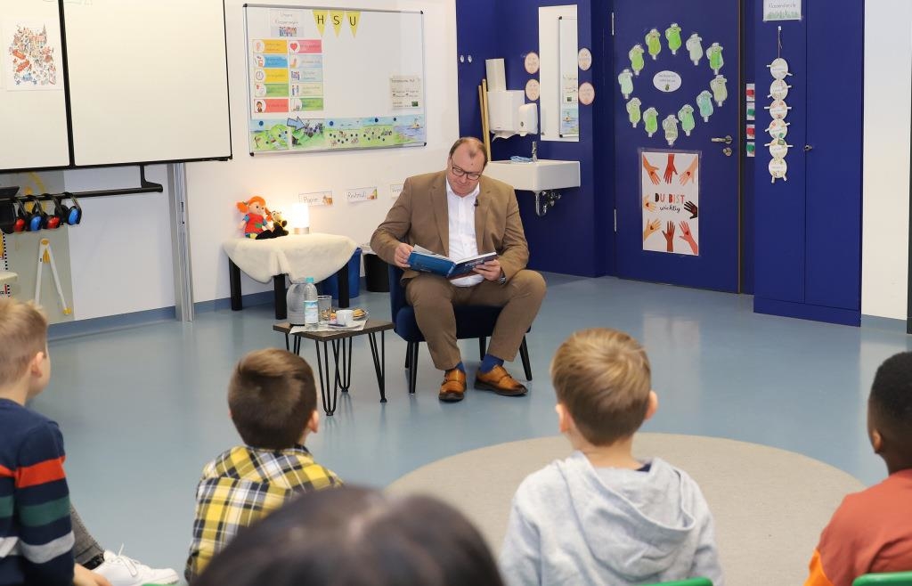 Landrat Michael Fahmüller liest aus Pippi Langstrumpf vor