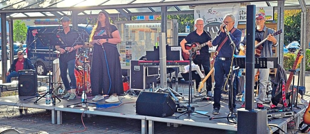 'Jam' spielt am Stadtplatz – und 350 Gäste sind dabei