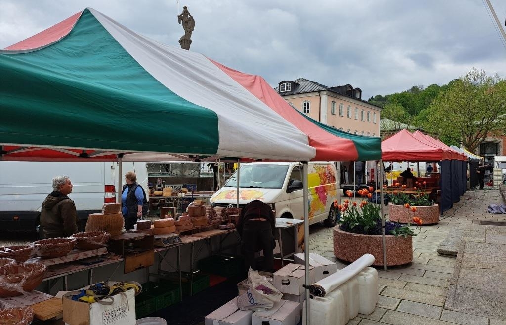 Der italienische Markt macht am Wochenende Halt auf dem Reichenhaller ...