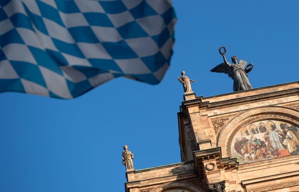 Too many civil servants and specialist authorities in Bavaria? Experts ...