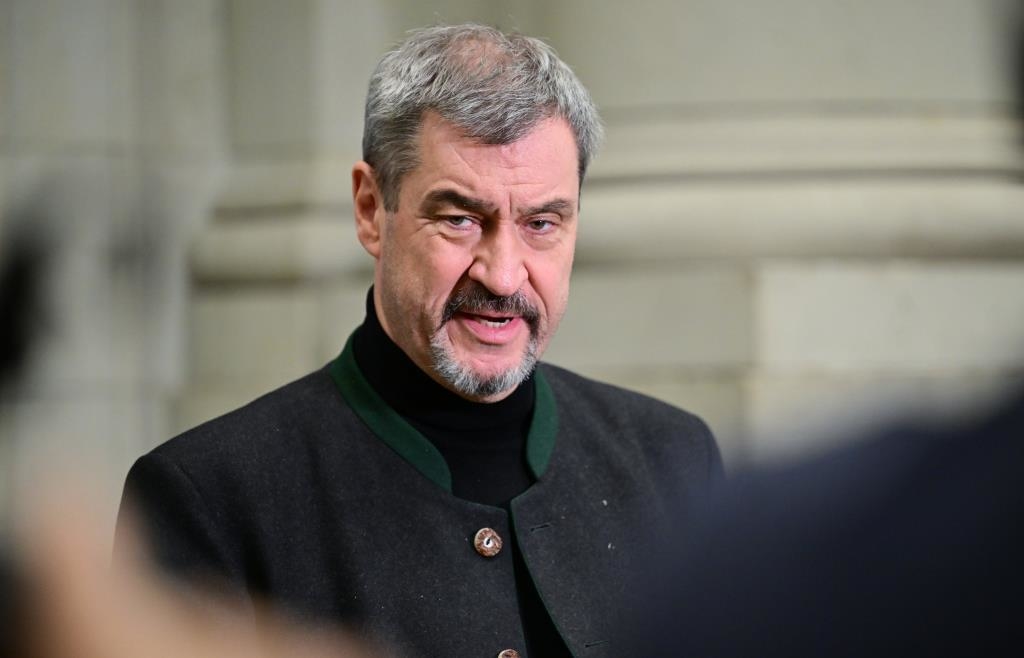 Söder mit Krücken: Ministerpräsident wurde an der Hüfte operiert