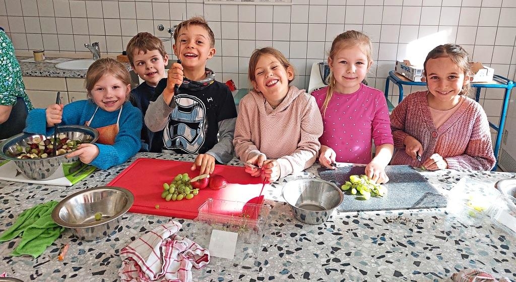 Knackige Gemüsespieße und leckerer Obstsalat