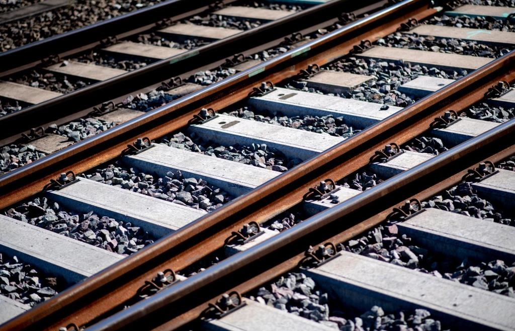 Kabel in Brand gesetzt: Sabotage an Bahnstrecke bei Mühldorf sorgt für Ausfälle im Zugverkehr