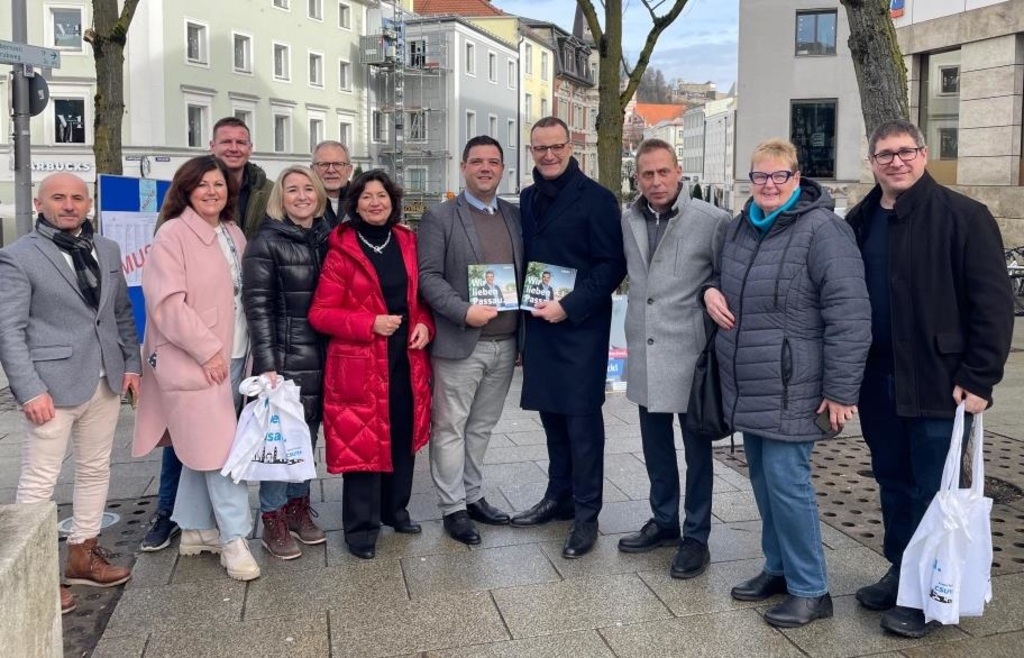 Dickl Jens Spahn verteilt Krapfen am Infostand von Passaus OB-Kandidat Armin ...
