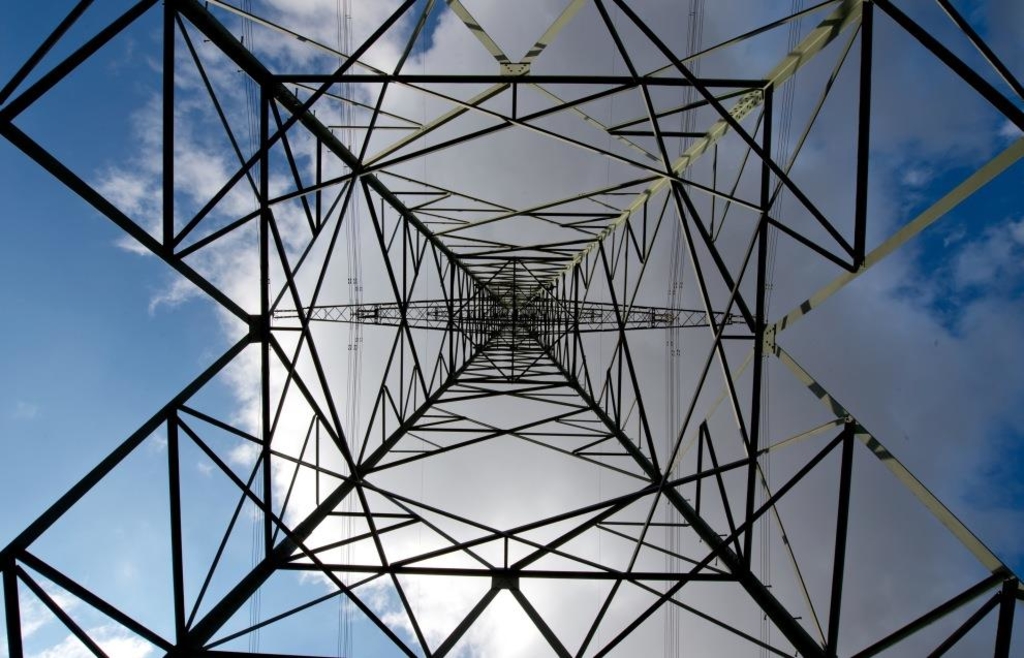 Steel cable severs 26-year-old worker's forearm at 380 kV construction ...