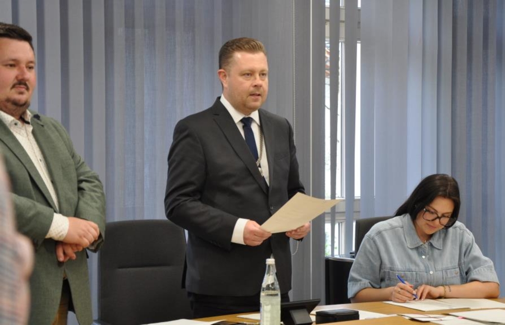 Michael Adam's sick leave extended - | and resignation still pending