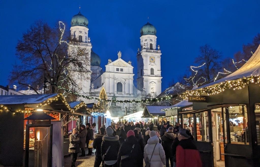 Passauer Christkindlmarkt am Dom