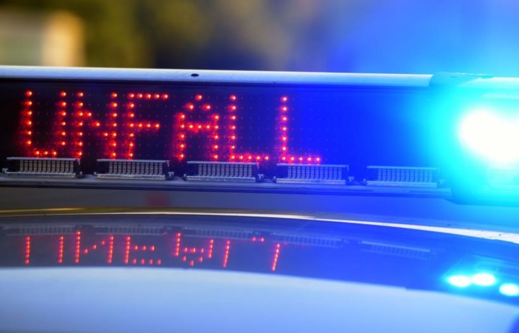 Tier läuft bei Deggendorf über die A3: Transporter überschlägt sich