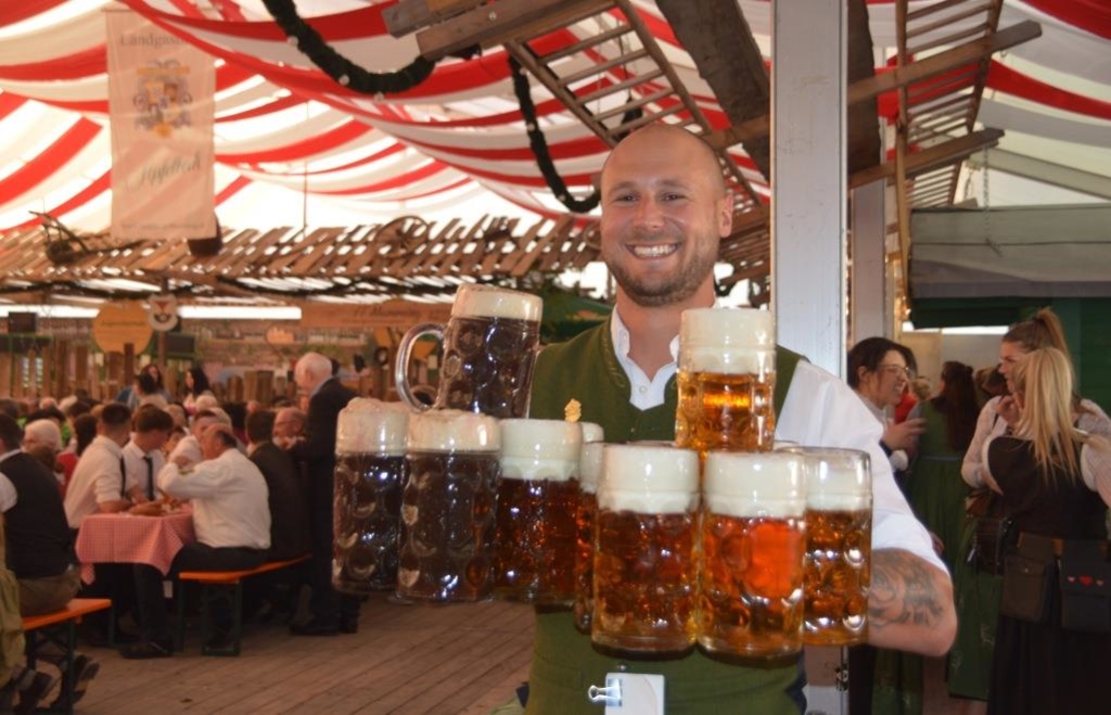 Zwei Schläge, Musik, Stimmung – Mamming feiert mit Hochrädern und Bier