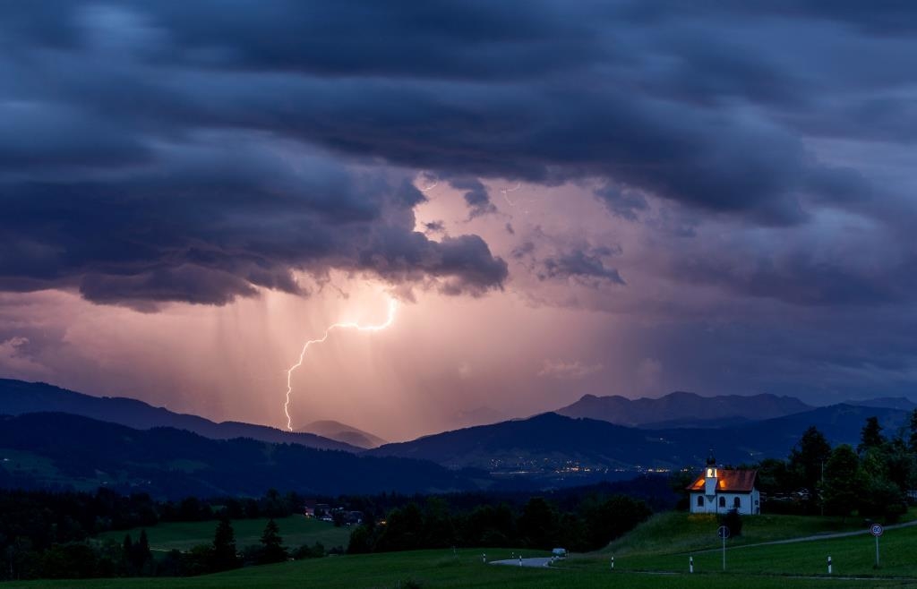 Gewitter: Darf man duschen, telefonieren oder Geräte eingesteckt lassen?