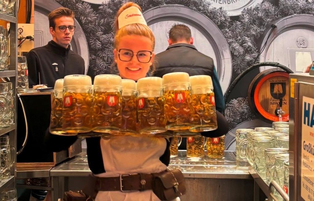 Oktoberfest waitress from the Bavarian Forest: Veronika Aichinger (23) ...